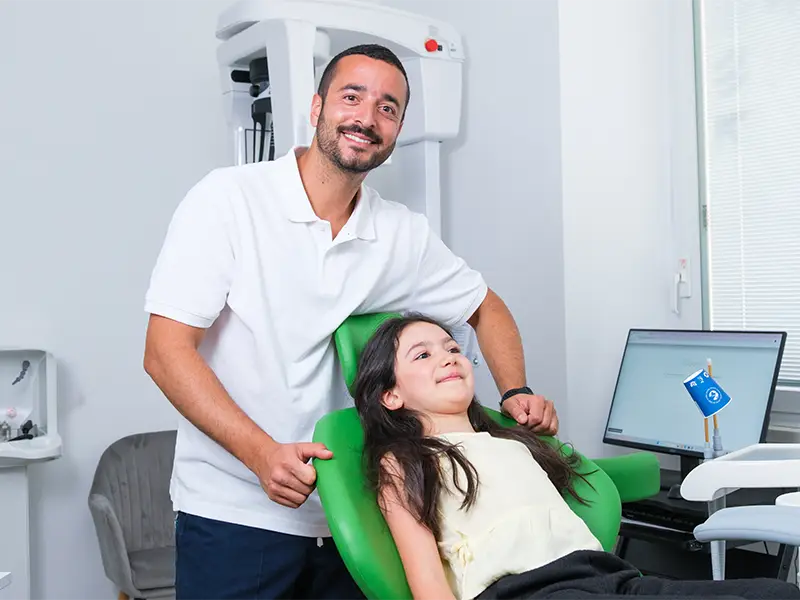 Dentista con una bambina in poltrona