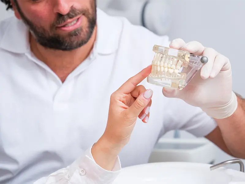 Cliente che indica una protesi in mano al dottore