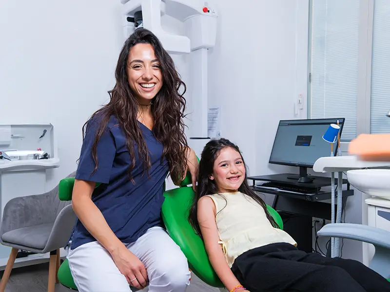 Dottoressa con una bambina che sorridono