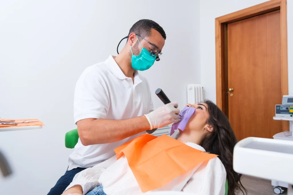 Dottore che visita una paziente