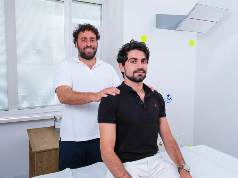 dottore che visita una paziente su un lettino